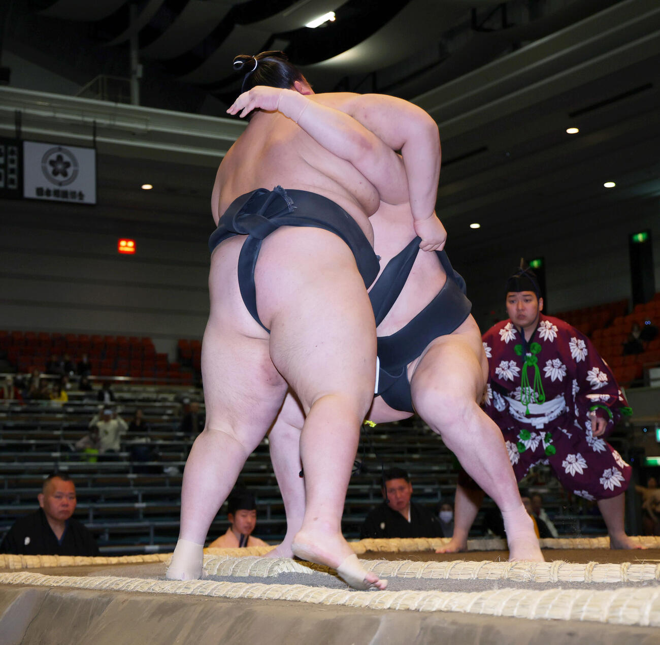 旭富士（右）は旭天道を破る（撮影・上山淳一）