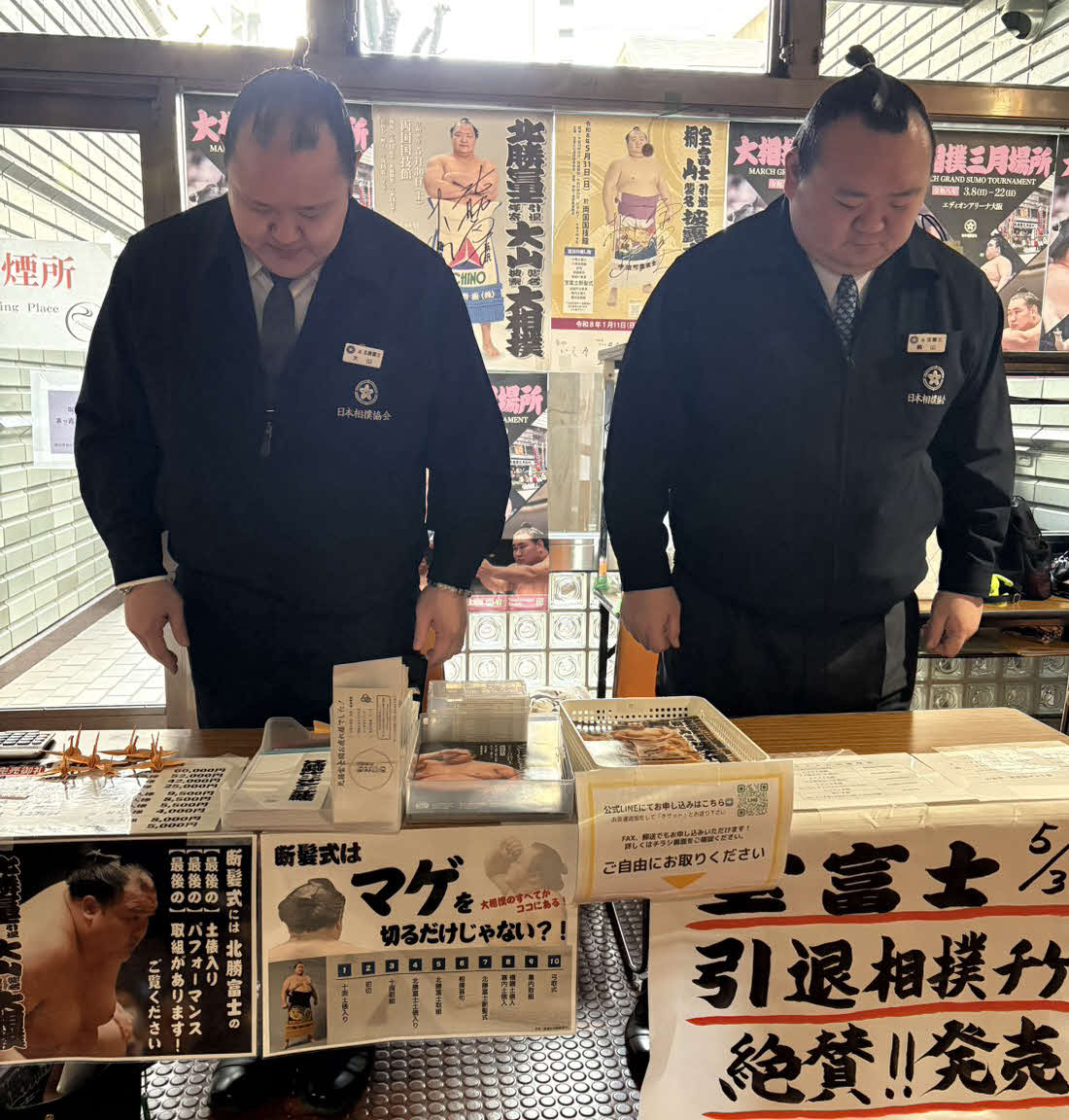 11日午後2時46分、東日本大震災の犠牲者に哀悼の意を表すため、黙とうした桐山親方（元関脇宝富士、右）と大山親方（元小結北勝富士）