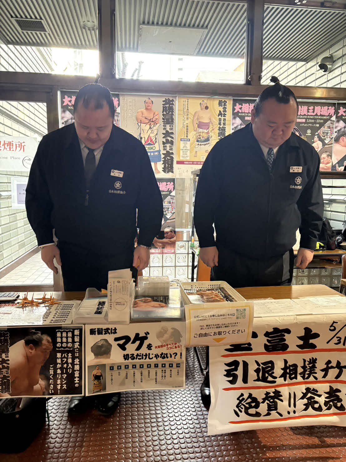 11日午後2時46分、東日本大震災の犠牲者に哀悼の意を表すため、黙とうした桐山親方（元関脇宝富士、右）と大山親方（元小結北勝富士）