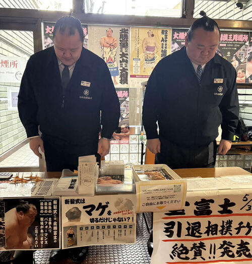 ３・11、春場所会場で黙とう　引退相撲チケット販売中の桐山親方と大山親方も仕事を中断