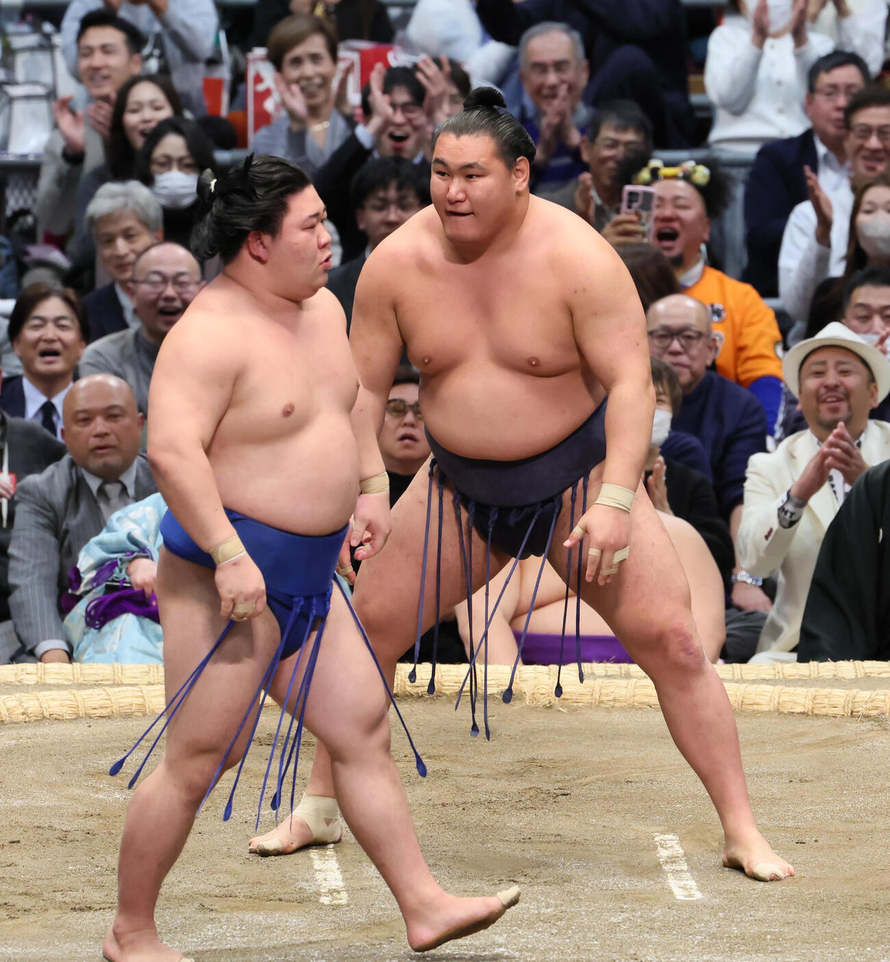 藤ノ川（左）は豊昇龍をはたき込みで破る