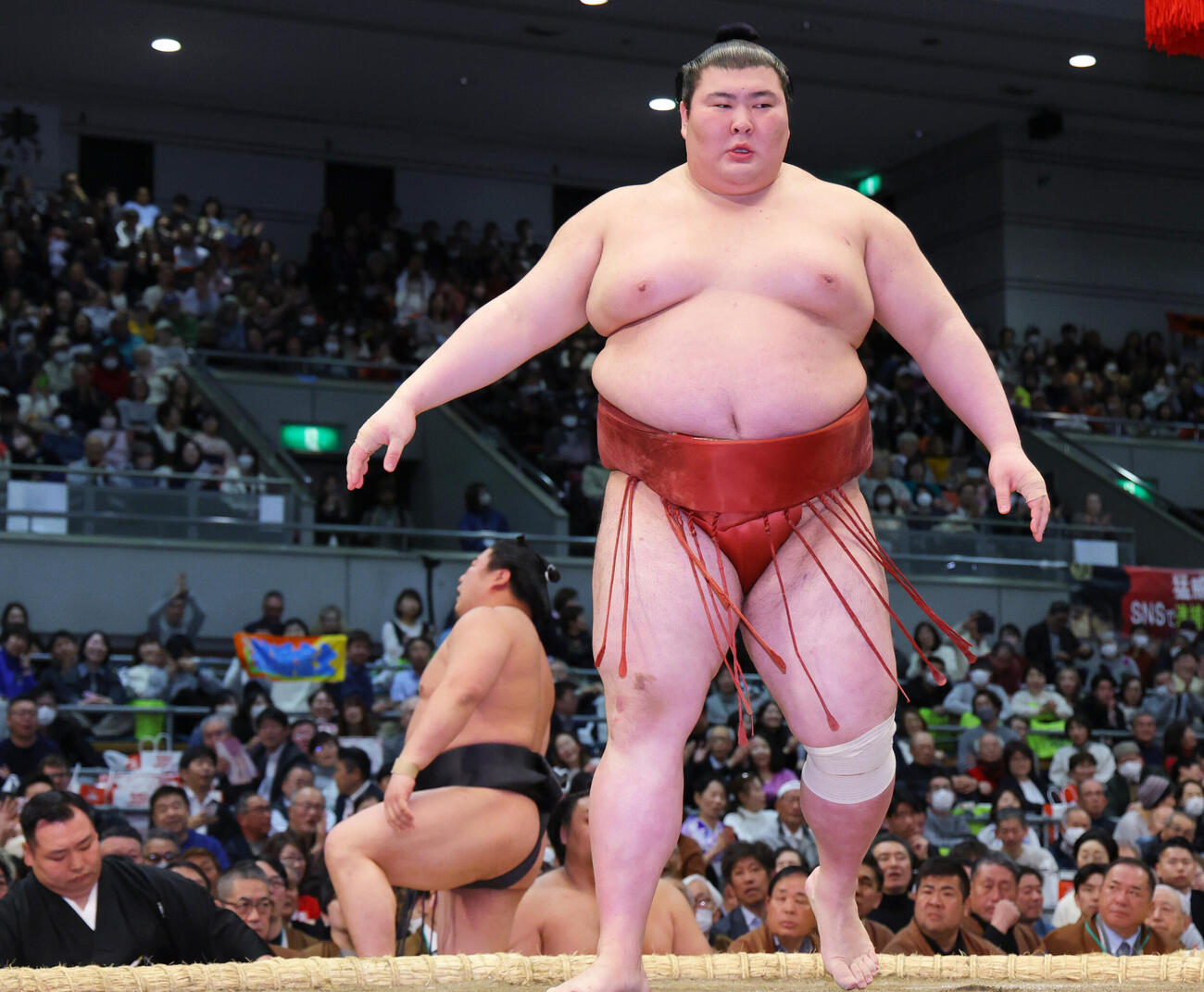 熱海富士（手前）は若元春を押し出しで破る（撮影・上山淳一）