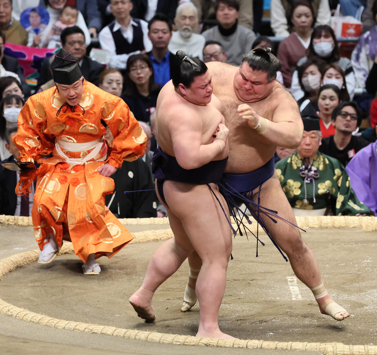 高安（右）は義ノ富士を寄り切りで破る