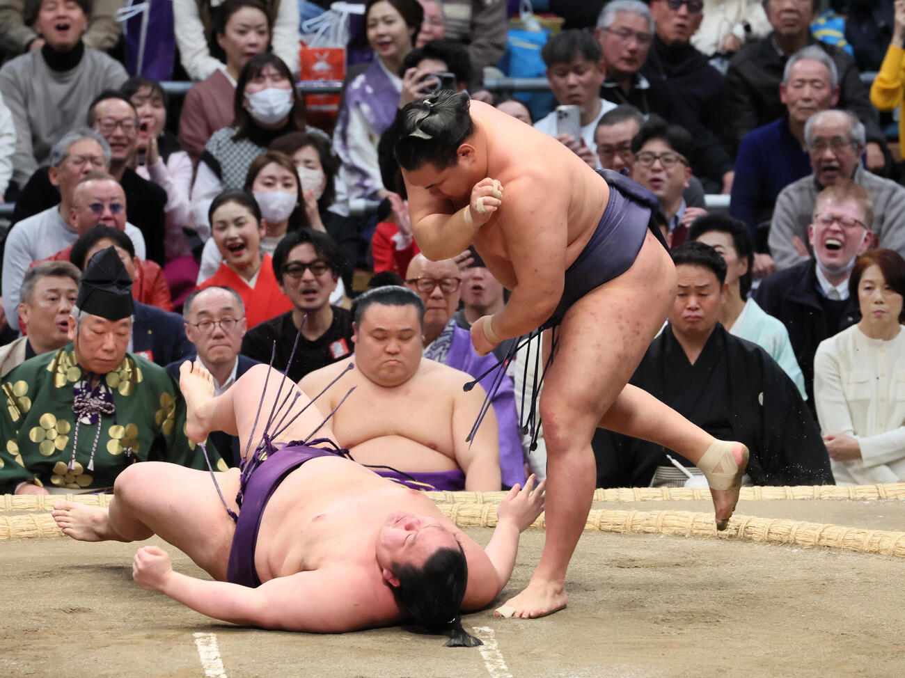 豊昇龍（右）は美ノ海をすくい投げで破る