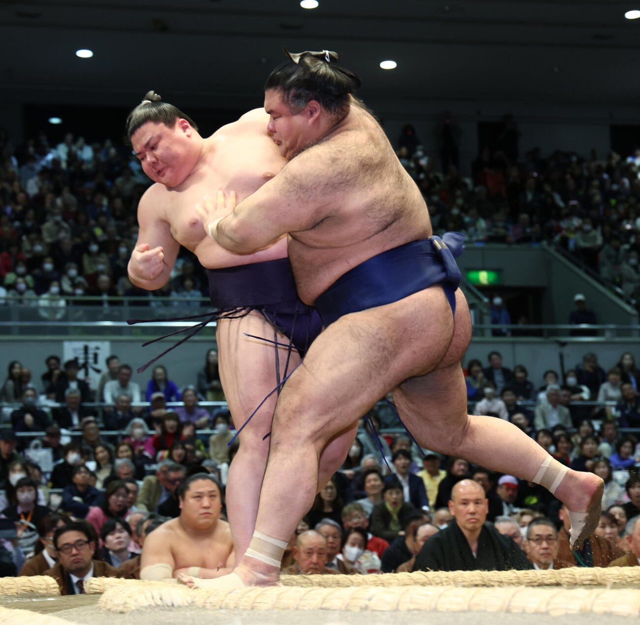 高安（右）は義ノ富士を寄り切りで破る（撮影・上山淳一）