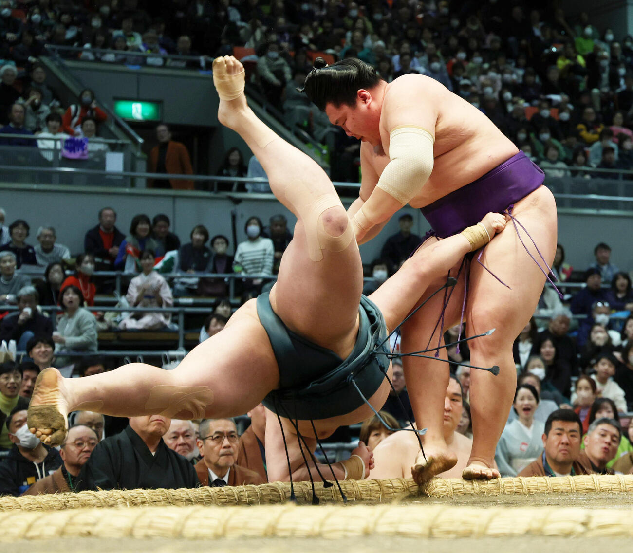 一山本（右）は王鵬を押し出しで破る（撮影・上山淳一）