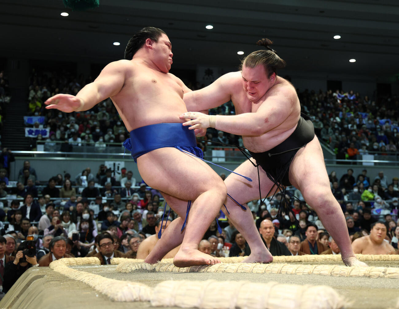 安青錦（右）は藤ノ川を押し出しで破る（撮影・上山淳一）