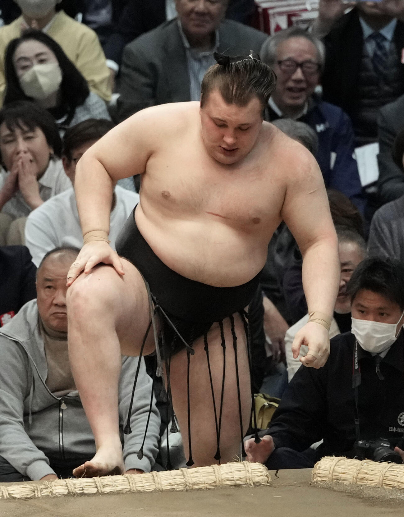 王鵬に敗れ、3敗目を喫した安青錦（共同）