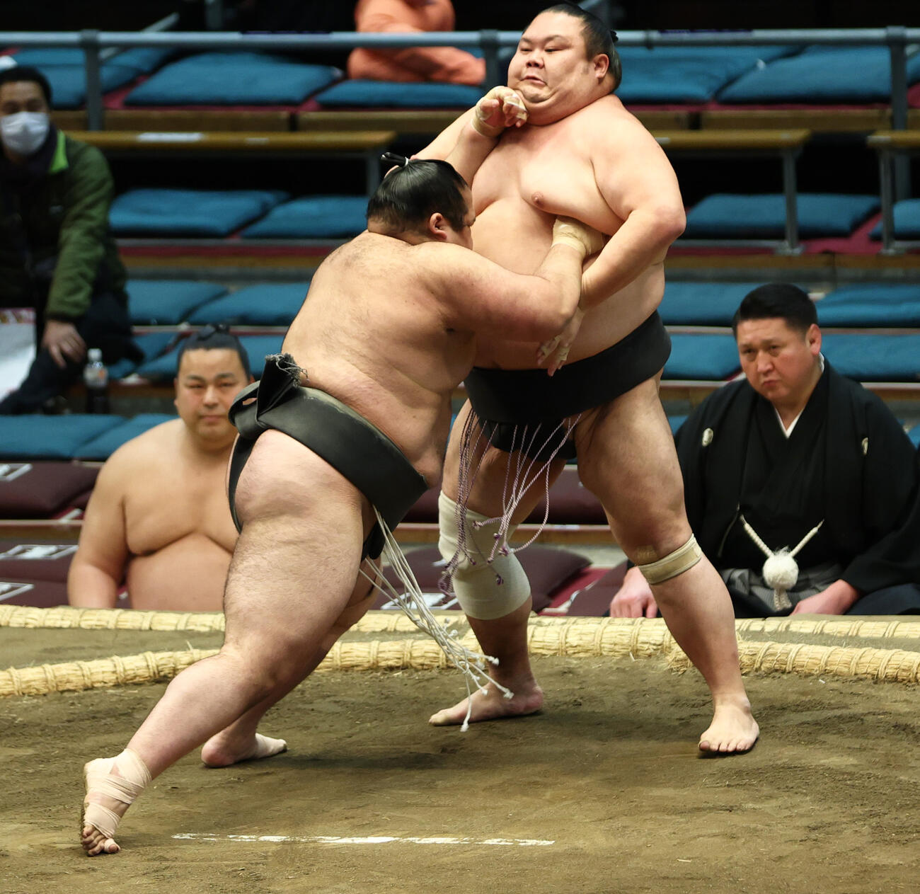 生田目（左）は千代丸を押し出しで破る（撮影・上山淳一）