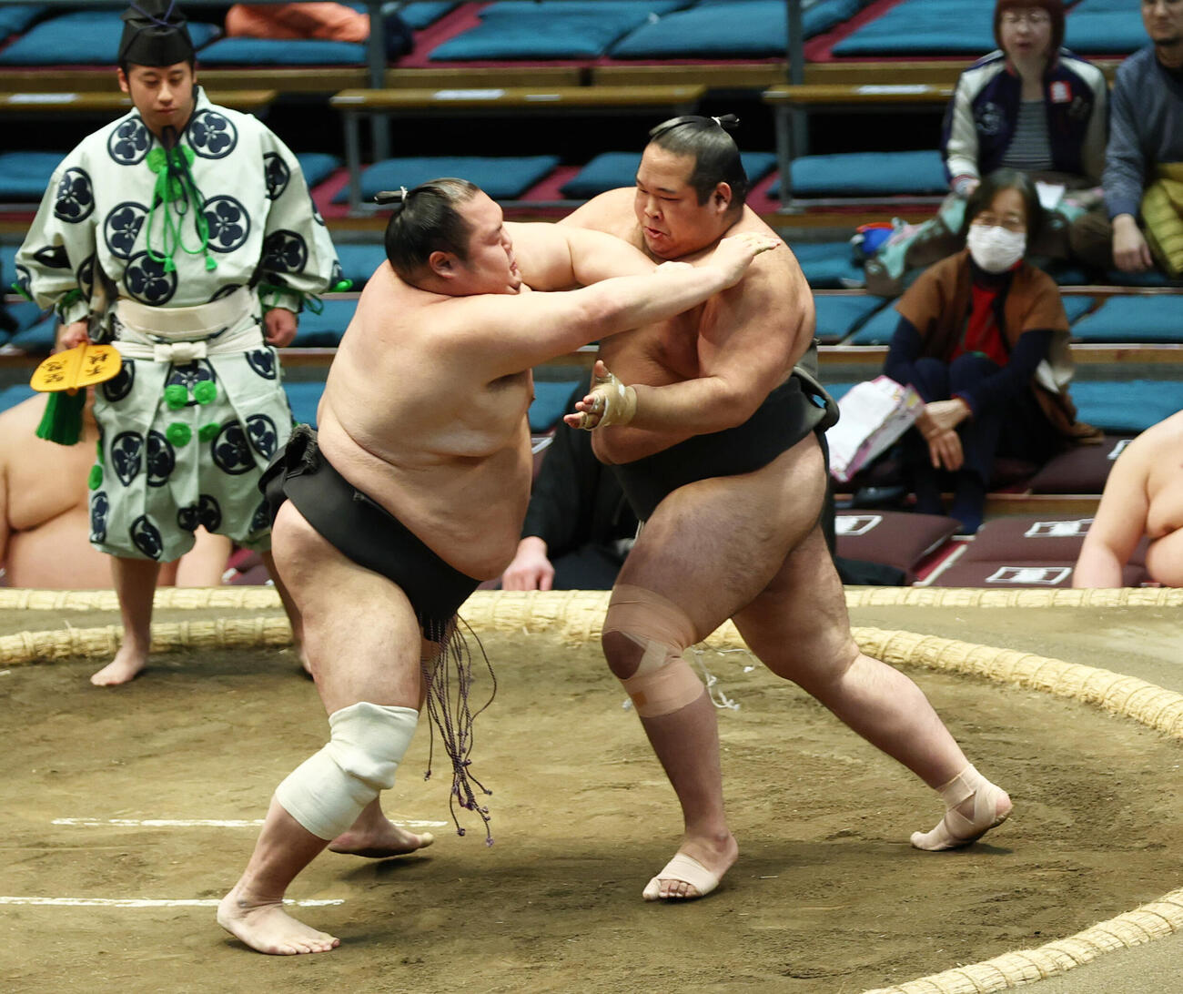 生田目（右）は千代丸を破る（撮影・上山淳一）