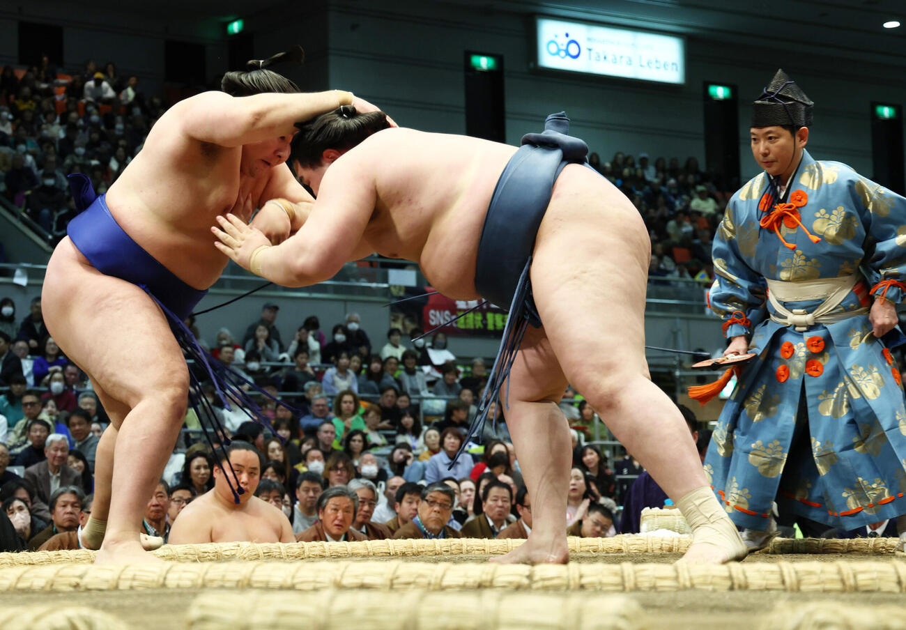 まげつかみで反則勝ちとなる阿武剋（右）（撮影・上山淳一）