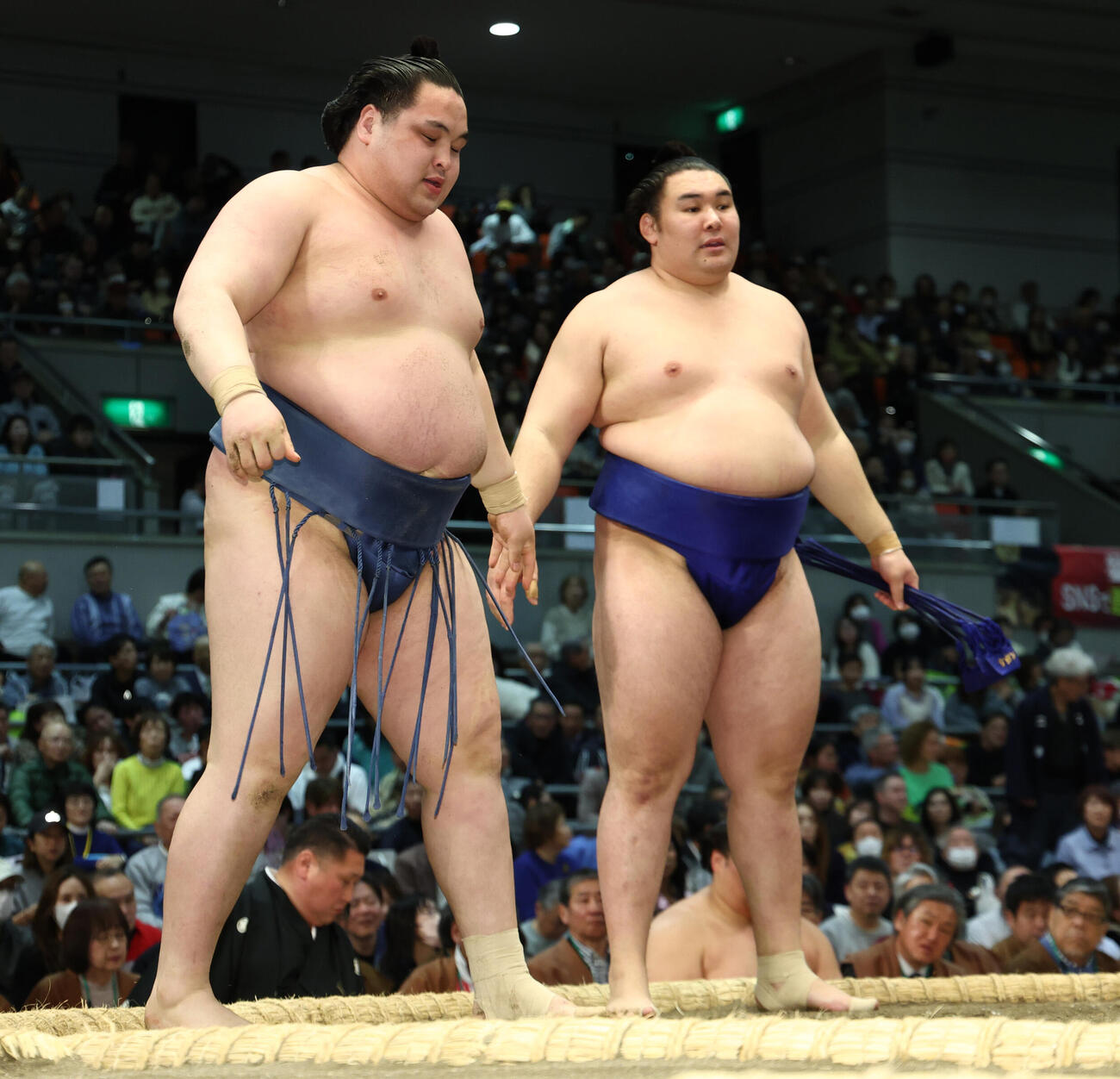 まげつかみで反則勝ちとなる阿武剋（左）（撮影・上山淳一）
