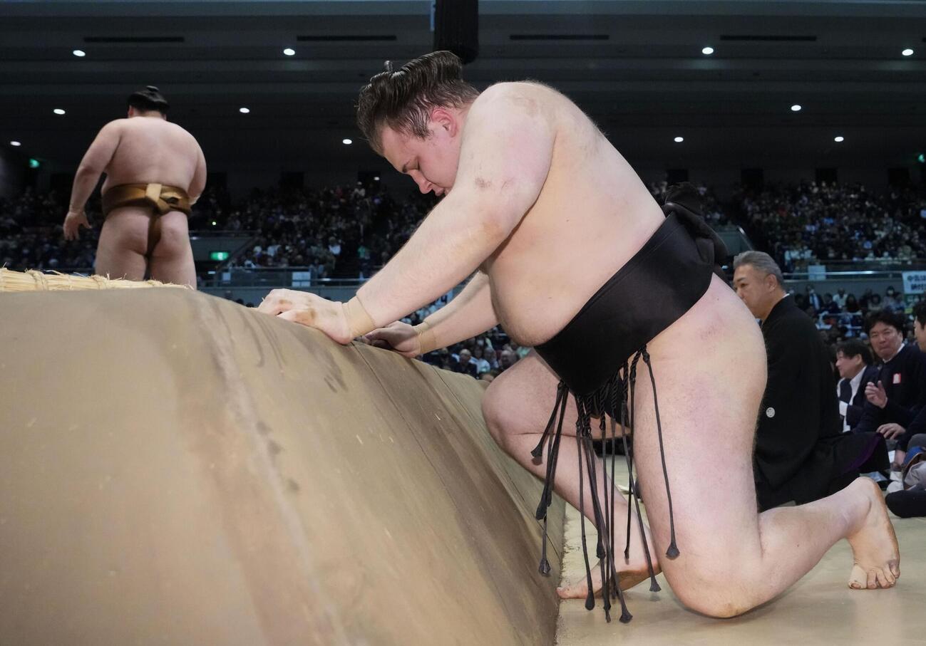王鵬（左奥）に敗れ、3敗目を喫した安青錦（共同）