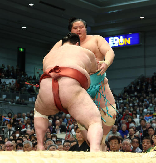 みんな見て！熱海富士が大関琴桜を一方的に押し出し 3勝3敗「全力で