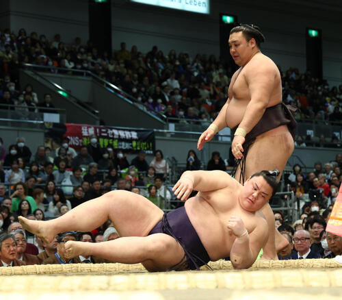 義ノ富士が霧島に敗れ４敗目「力出し切れなかった」立ち合い合わず…「力はあり余っている」