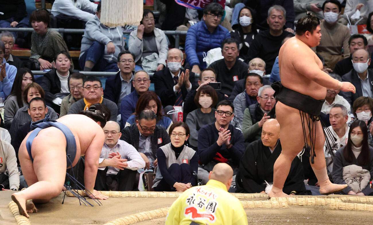 伯乃富士は押し出しで阿武剋に勝ち、初勝利を挙げた（撮影・西尾就之）