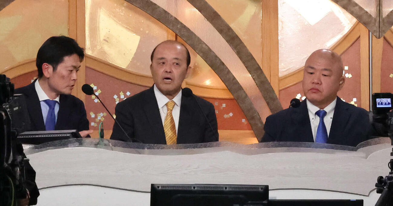 NHKのゲストとして放送席に座る阪神岡田顧問（中）。右は藤島親方（撮影・西尾就之）