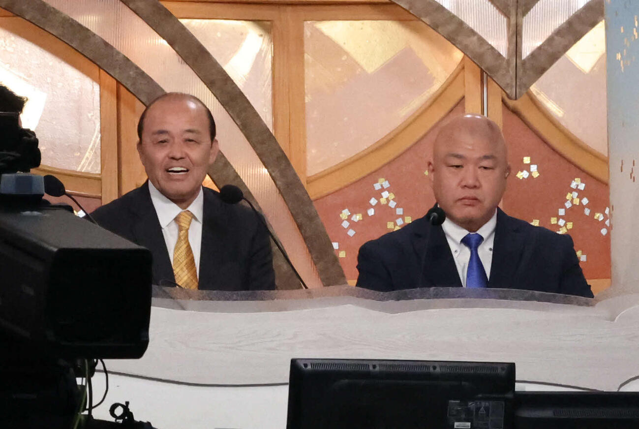 NHKのゲストとして放送席に座る阪神岡田オーナー付顧問（左）。右は藤島親方（撮影・西尾就之）