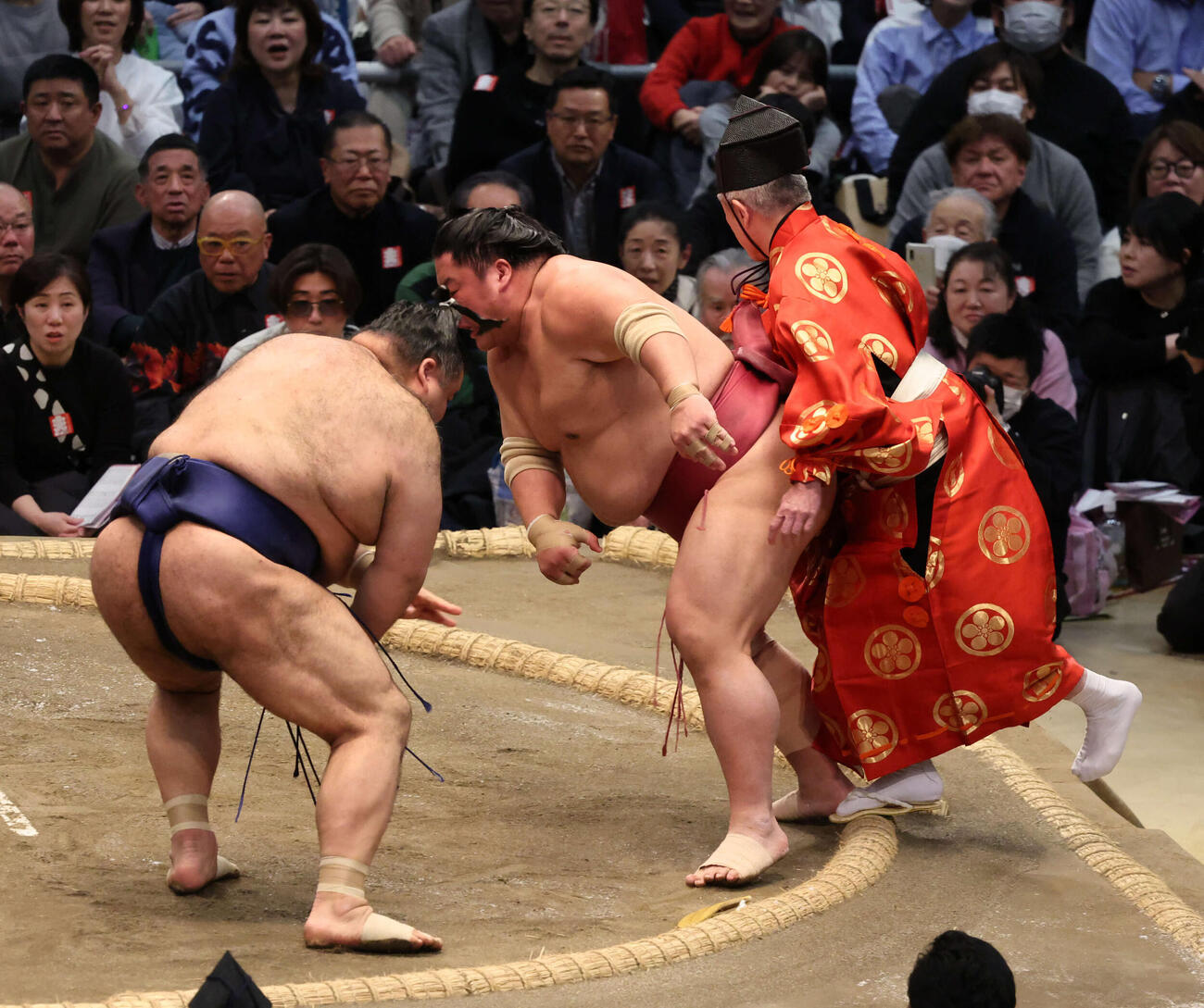 高安は突きで大栄翔を攻めたが、行司の木村晃之助がよけ切れす土俵下に転落、その後土俵上に戻って軍配を上げた（撮影・西尾就之）