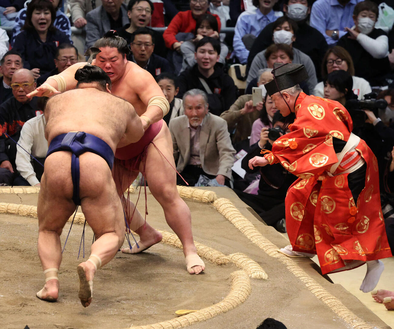 高安は突きで大栄翔を攻めたが、行司の木村晃之助がよけ切れす土俵下に転落、その後土俵上に戻って軍配を上げた（撮影・西尾就之）