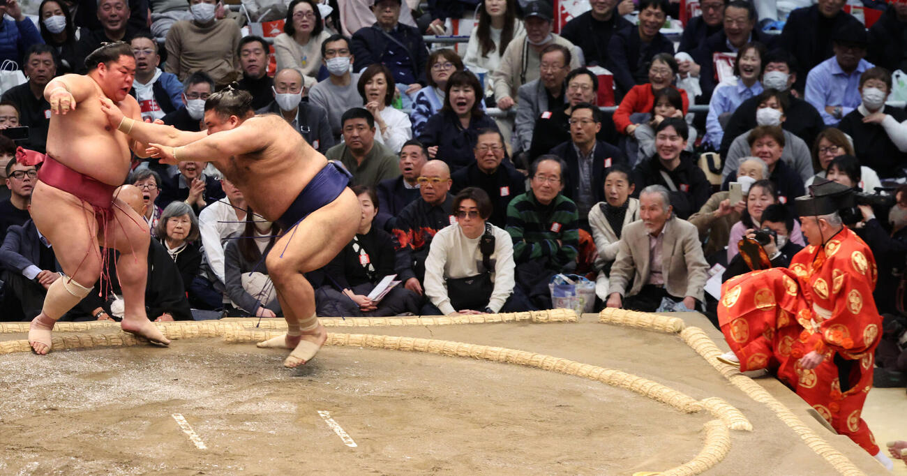 高安は突きで大栄翔を攻めたが、行司の木村晃之助がよけ切れす土俵下に転落、その後土俵上に戻って軍配を上げた（撮影・西尾就之）