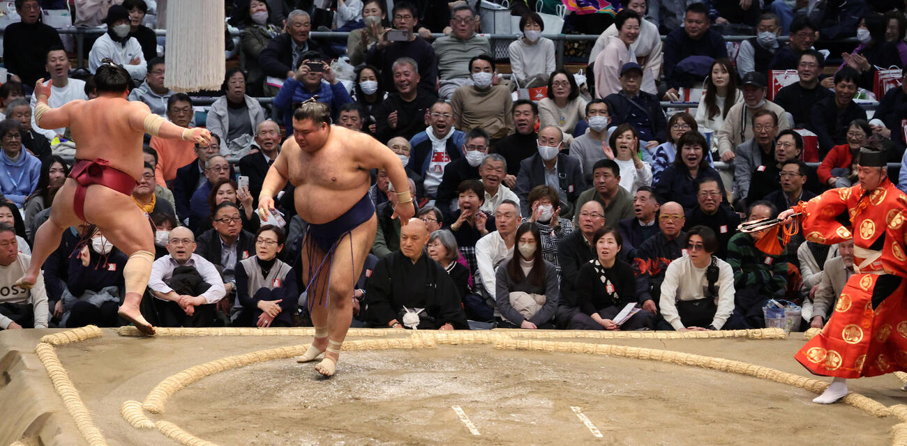 高安は突きで大栄翔を攻めたが、行司の木村晃之助がよけ切れす土俵下に転落、その後土俵上に戻って軍配を上げた（撮影・西尾就之）