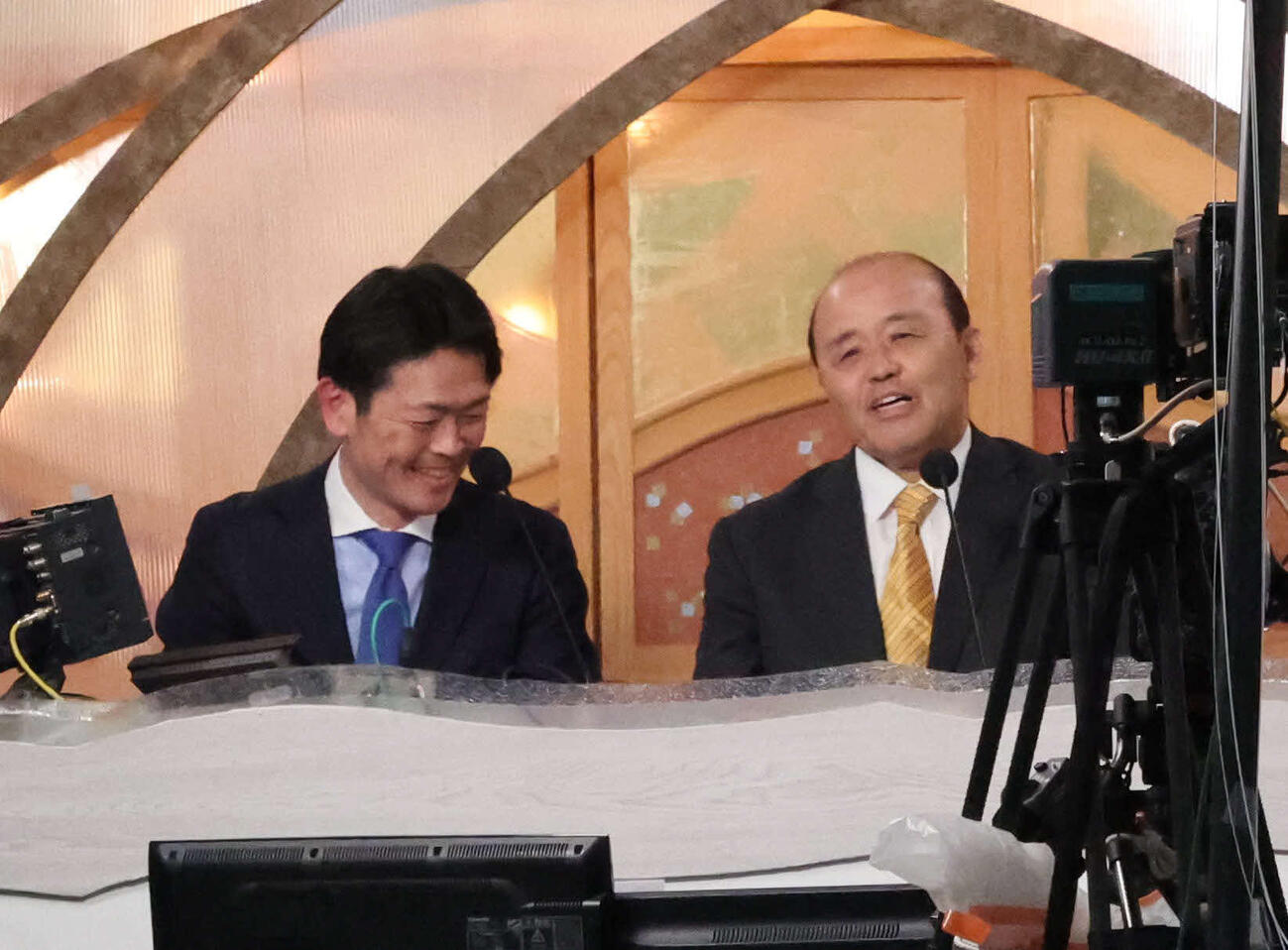 NHKのゲストとして放送席に座る阪神岡田顧問（右）（撮影・西尾就之）