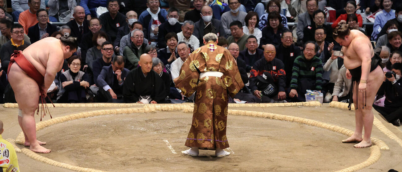 安青錦（右）は熱海富士に敗れ4敗となりうなだれる（撮影・西尾就之）