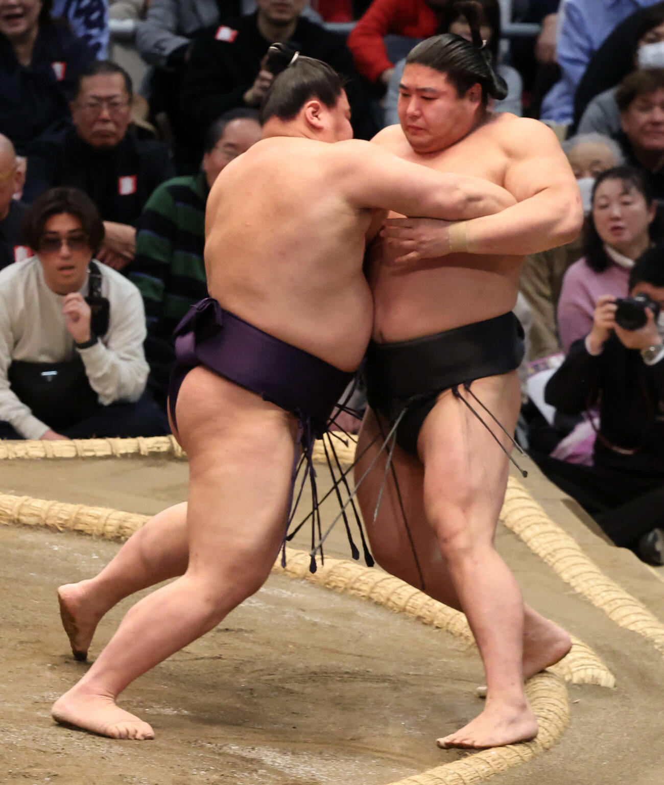 義ノ富士は押し出しで若元春を破った（撮影・西尾就之）