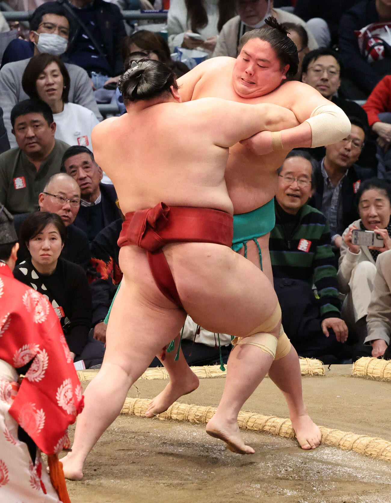 隆の勝は寄り切りで一山本を下し1敗を守った（撮影・西尾就之）