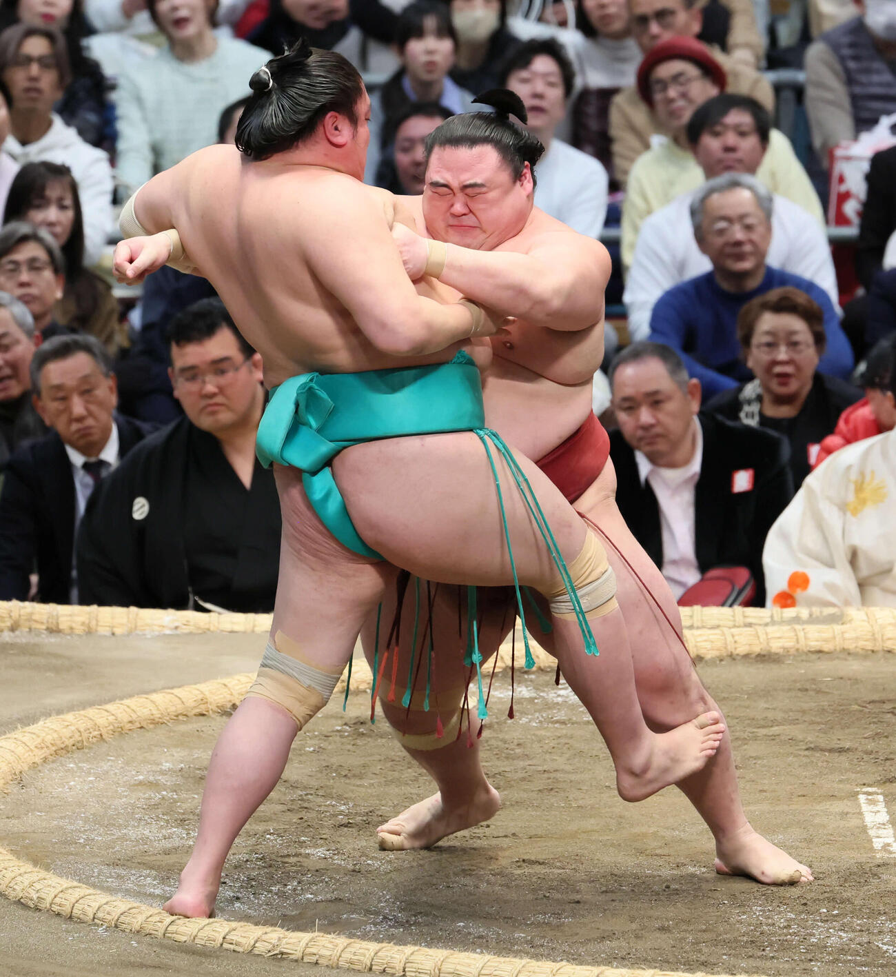 隆の勝は寄り切りで一山本を下し、1敗を守った