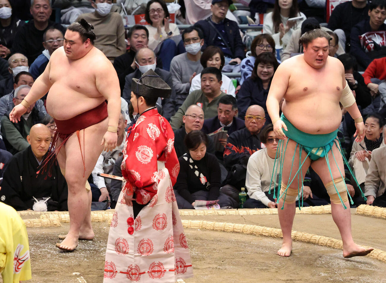 隆の勝（左）は寄り切りで一山本を下し1敗を守った（撮影・西尾就之）