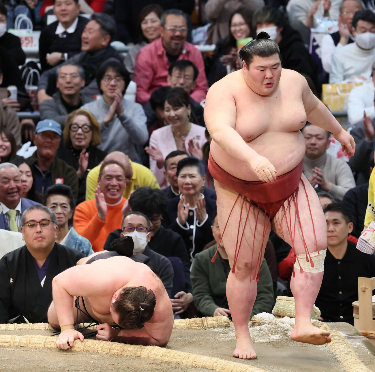 熱海富士は上手投げで安青錦を下し、先場所優勝決定戦のリベンジを果たした