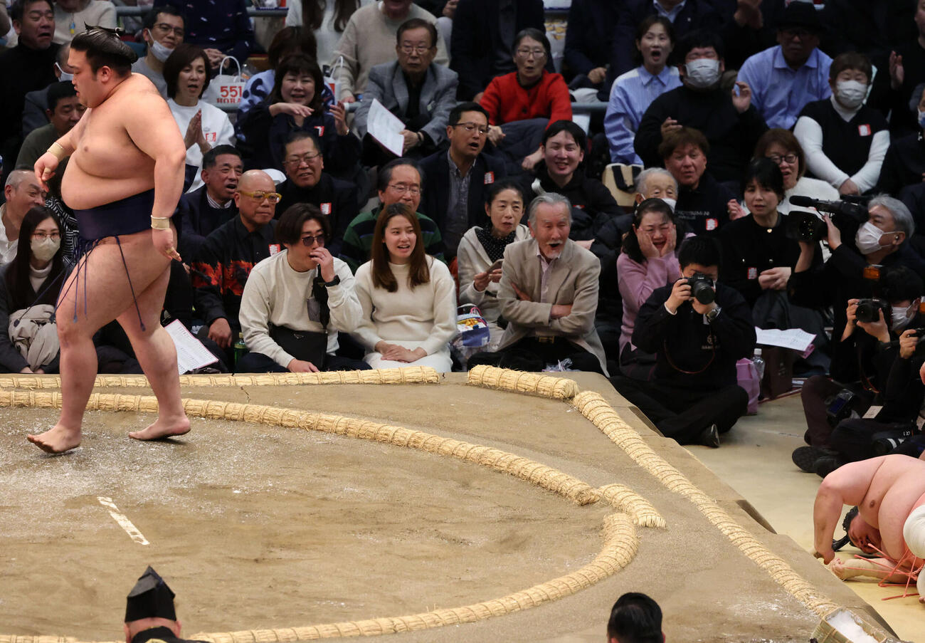 豪ノ山（左）は押し倒しで宇良に勝利し1敗をキープ（撮影・西尾就之）
