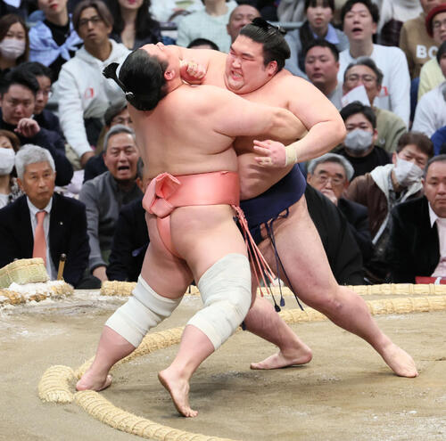 地元大阪大歓声！寝屋川対決は豪ノ山の勝ち「宇良関のタオルがいっぱい」で気合入った