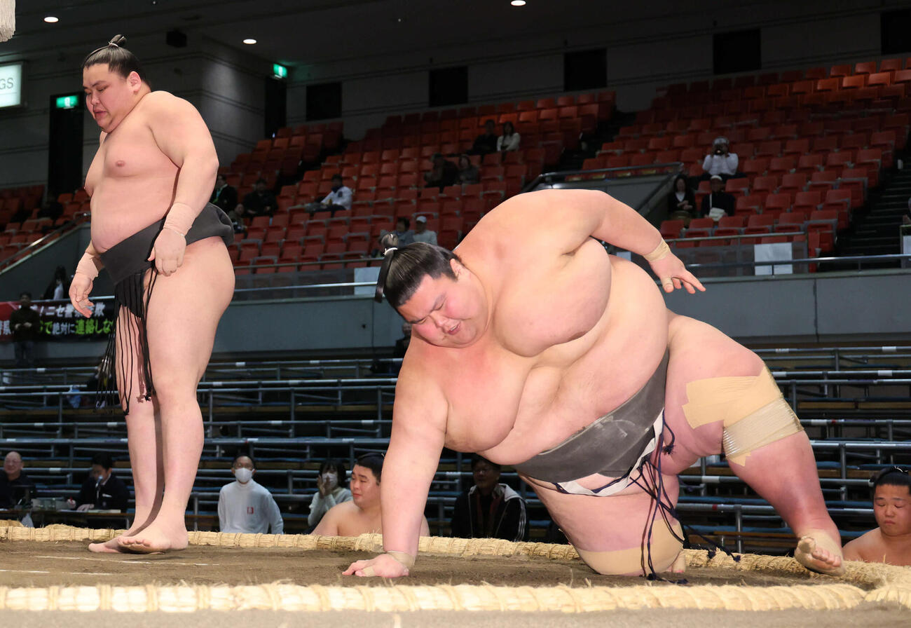 旭富士（左）は下手投げで252キロの出羽ノ城を下し勝ち越しを決めた（撮影・西尾就之）