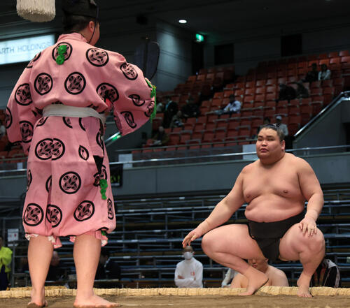 旭富士が現役最重量252キロの出羽ノ城を下手投げ 序ノ口デビューから12 