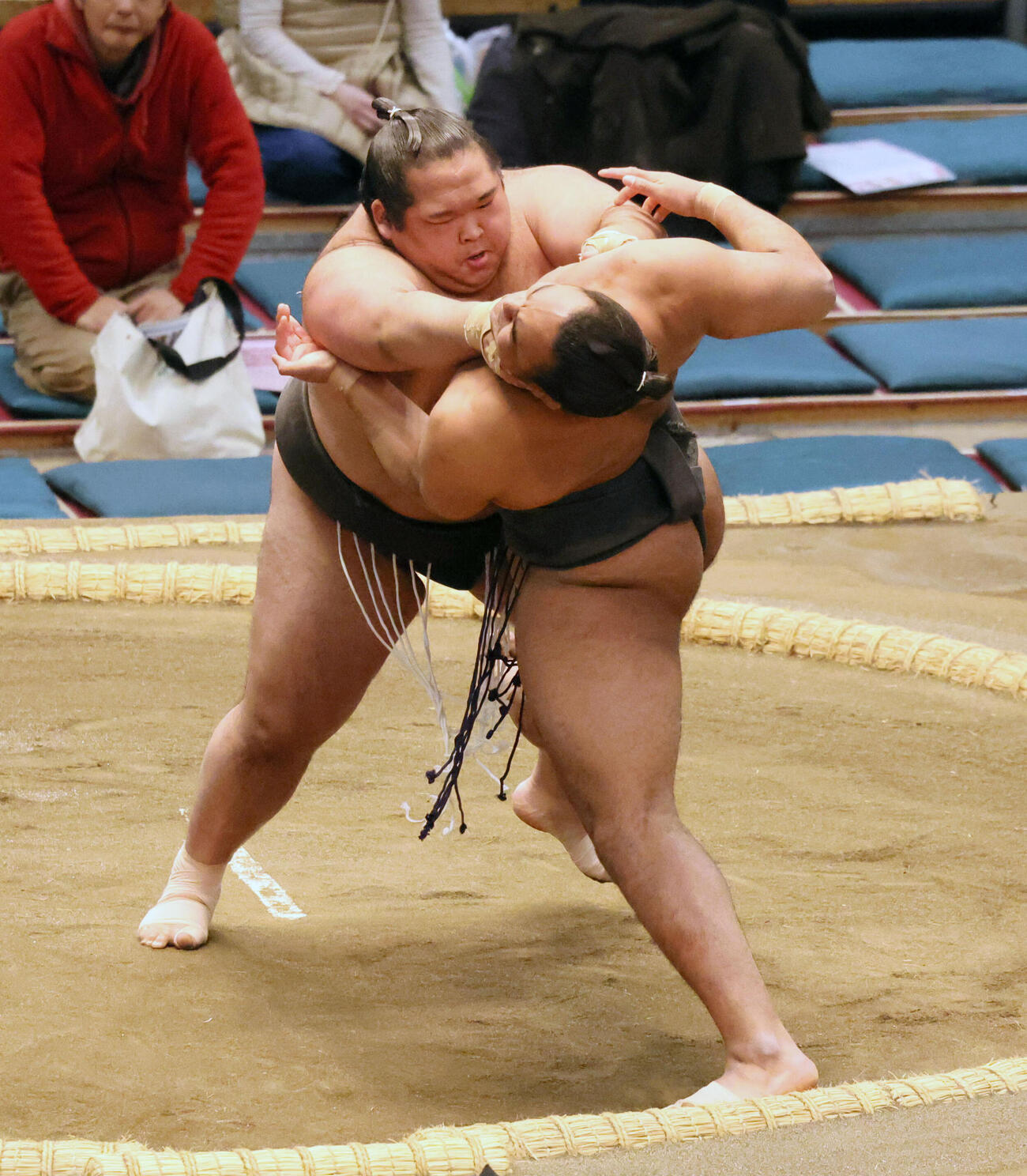 生田目（左）は雷道を突き出しで破る（撮影・宮崎幸一）