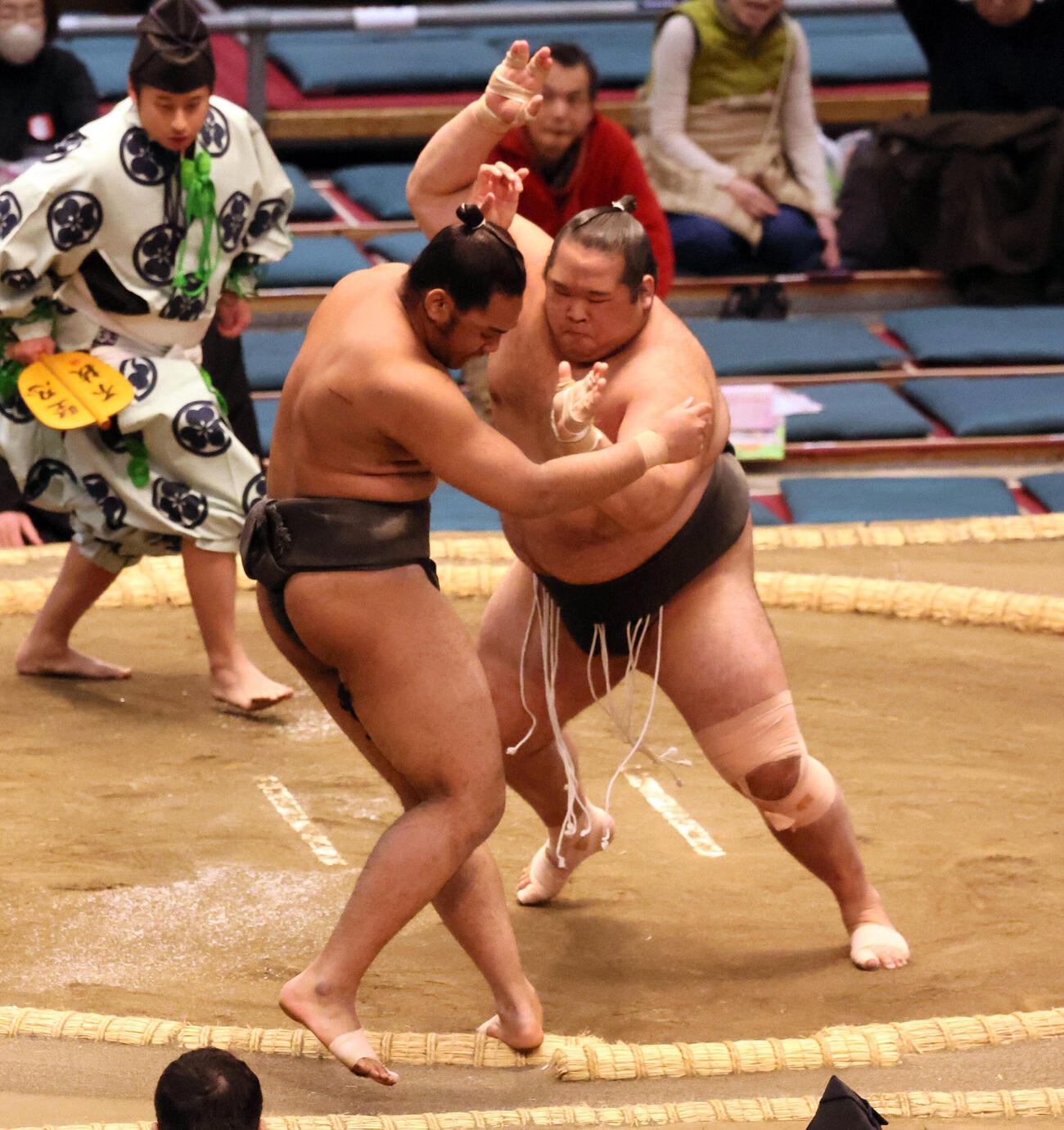 生田目（右）は雷道を突き出しで破る（撮影・宮崎幸一）