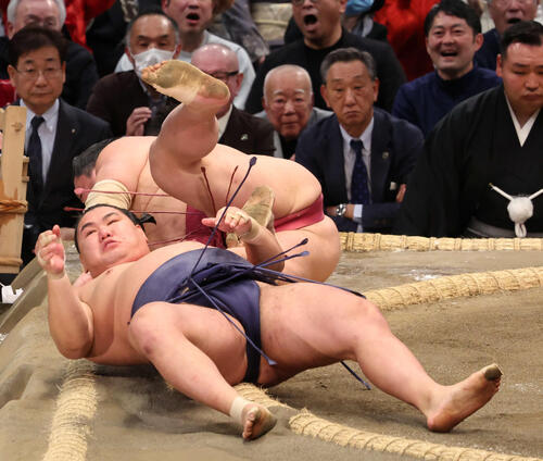 横綱豊昇龍、土俵際の逆転負けで痛恨の２敗目　横綱と２大関が総崩れ