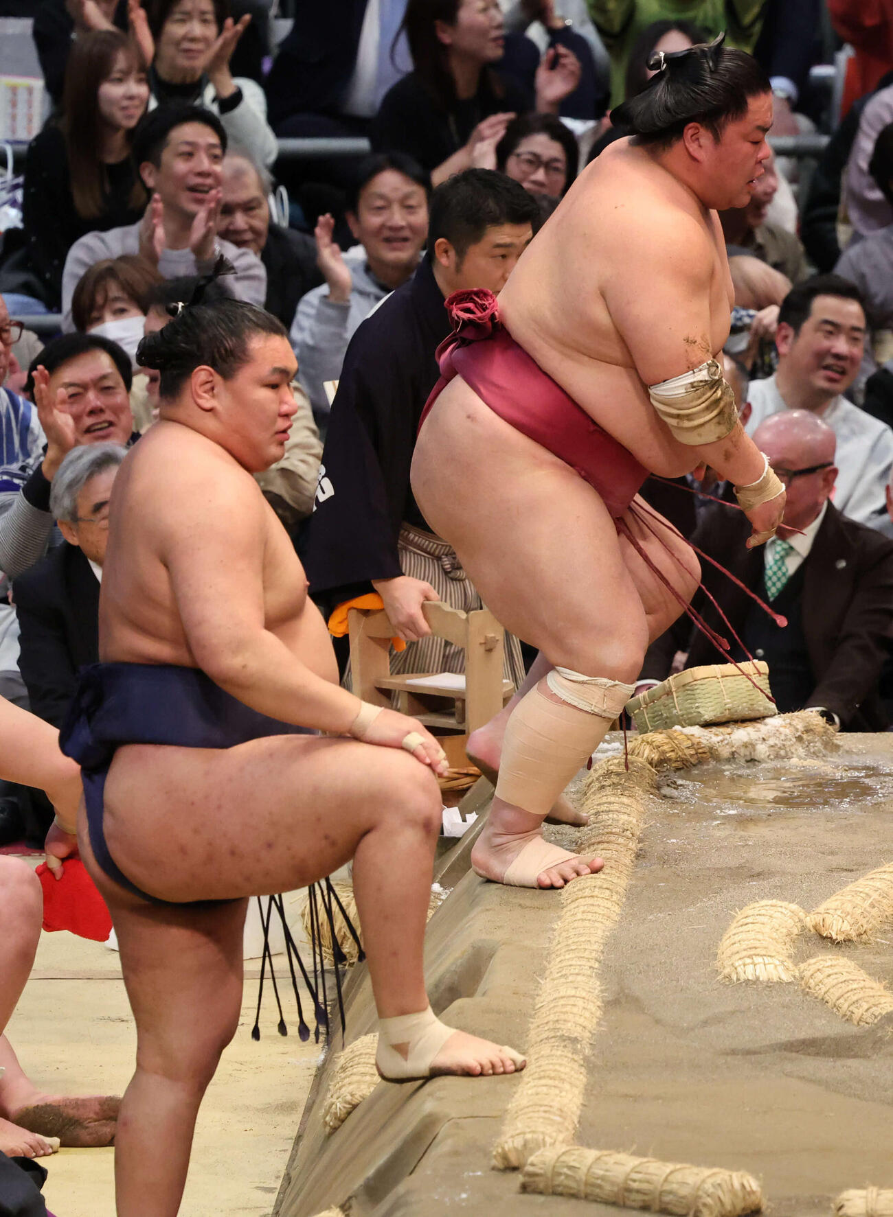 大栄翔にはたき込みで金星を献上した豊昇龍は土俵を見つめる（撮影・西尾就之）