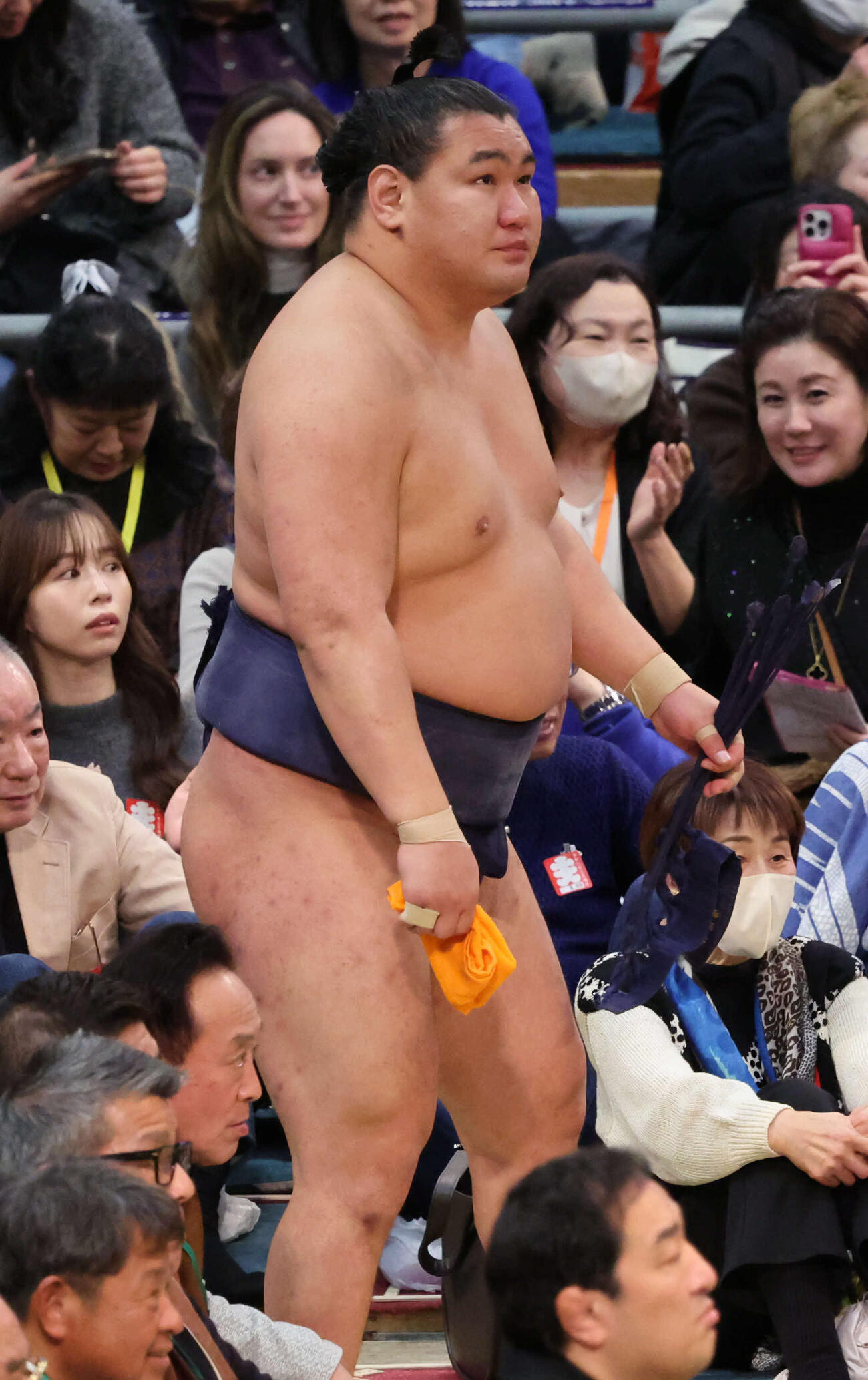 大栄翔にはたき込みで金星を献上した豊昇龍は天井を見上げてから引き揚げる（撮影・西尾就之）