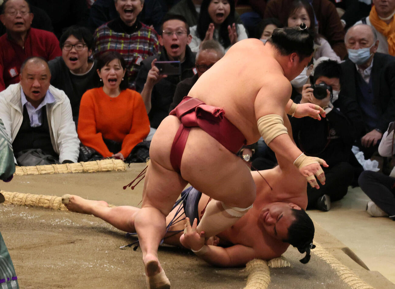 豊昇龍（下）ははたき込みで大栄翔に敗れる（撮影・宮崎幸一）