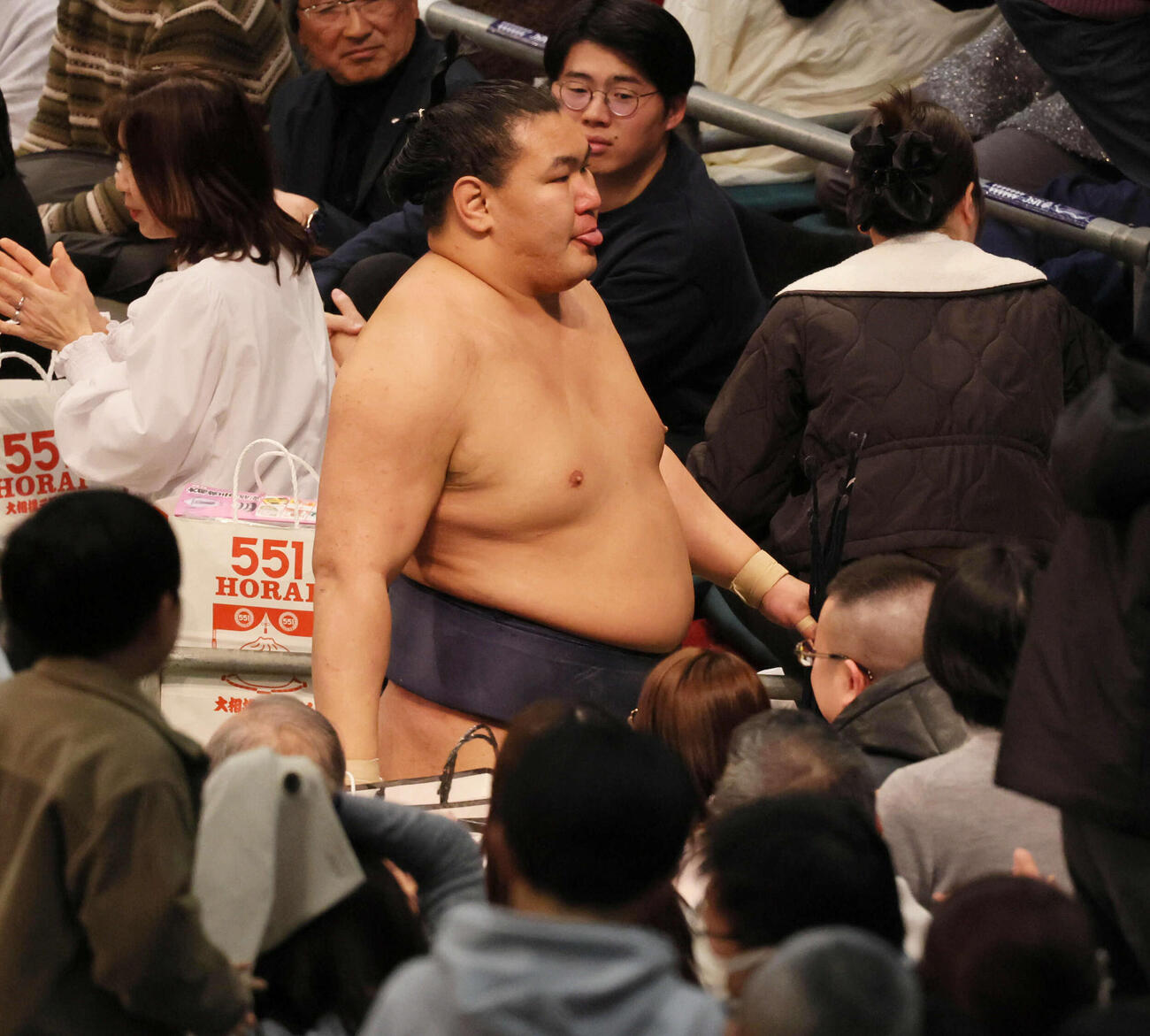 豊昇龍ははたき込みで大栄翔に敗れる（撮影・宮崎幸一）