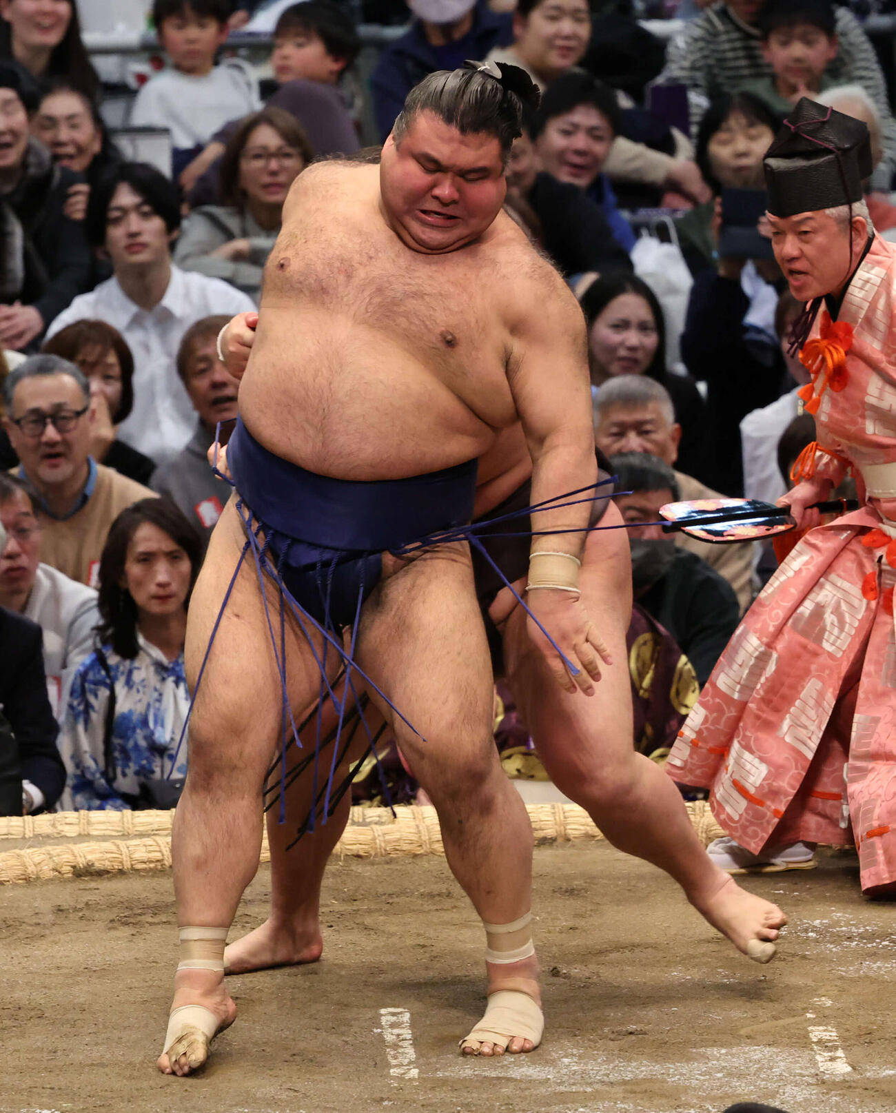 霧島との対決で途中、後ろに回られそうになる高安（撮影・西尾就之）