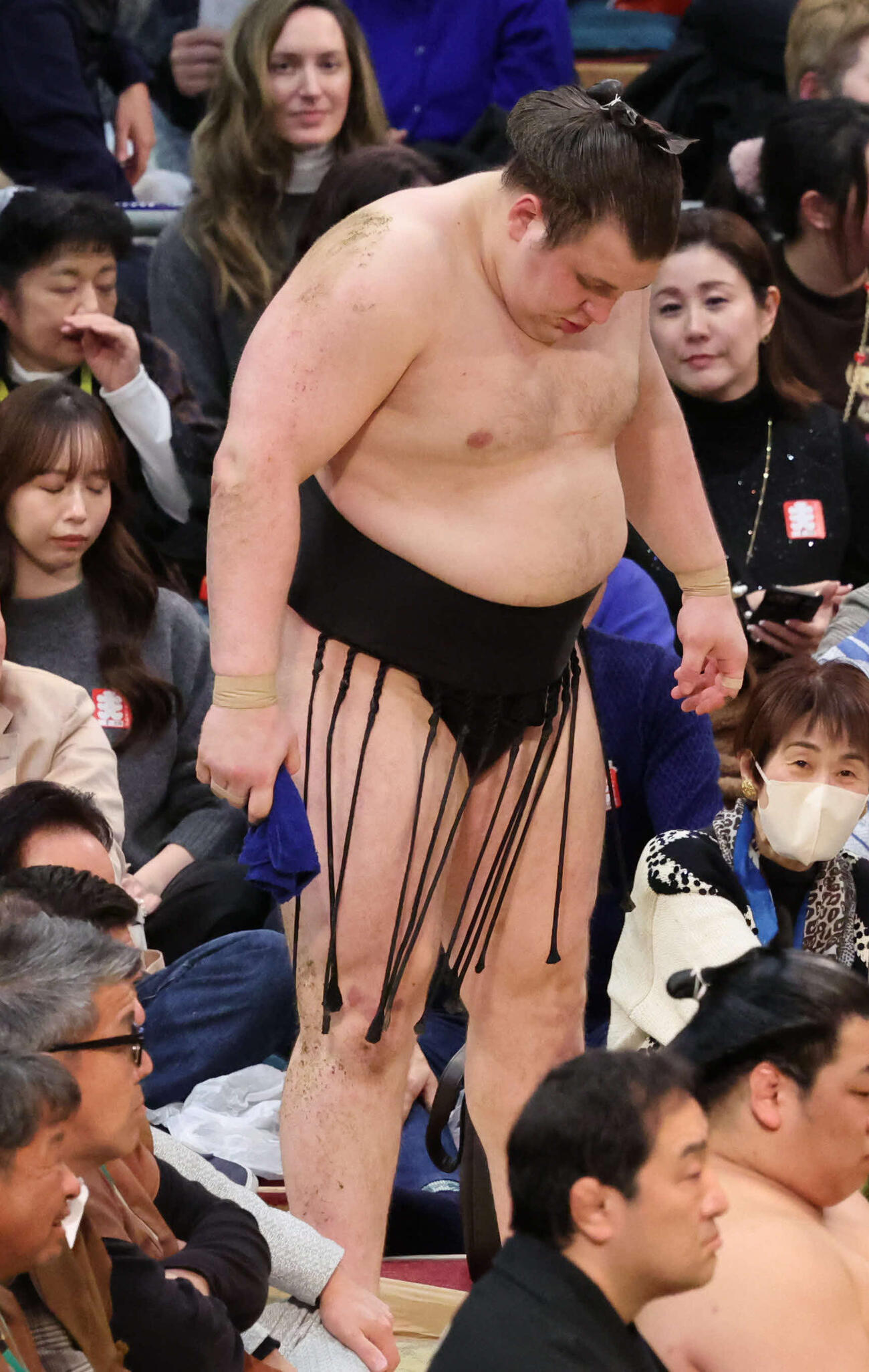 3勝5敗となった安青錦は土俵に一礼して引き揚げる（撮影・西尾就之）