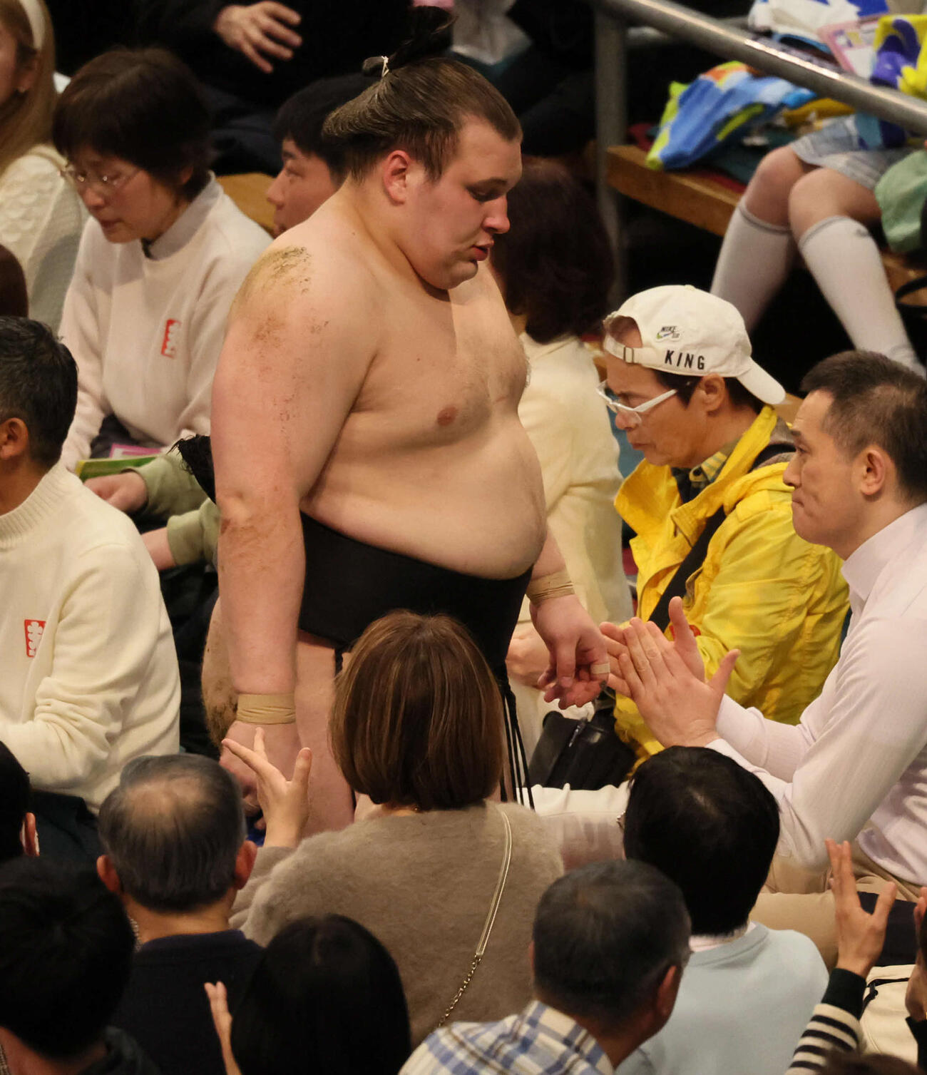 安青錦（右）ははたき込みで隆の勝に敗れる（撮影・宮崎幸一）