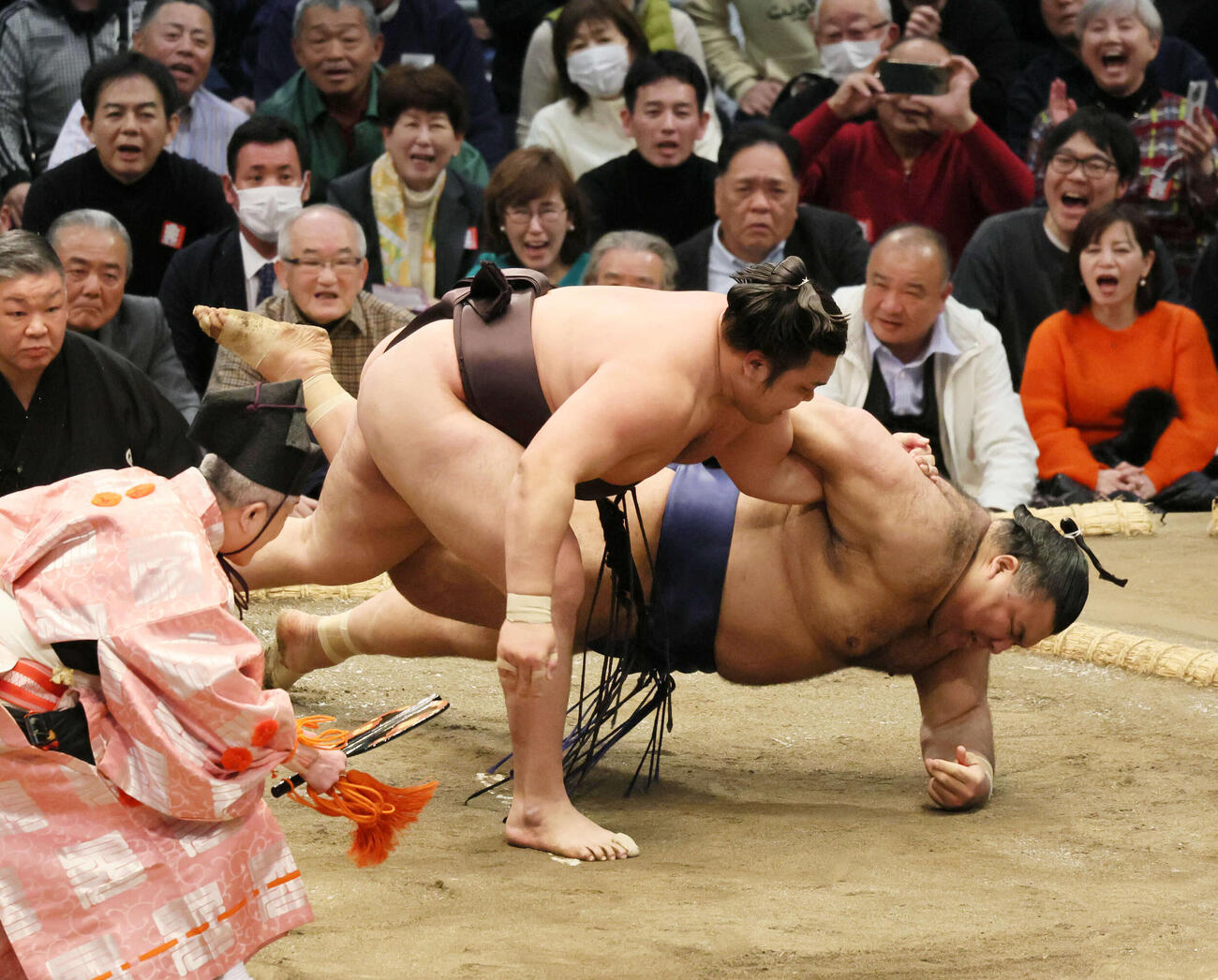 霧島（左）はすくい投げで高安を破る（撮影・宮崎幸一）
