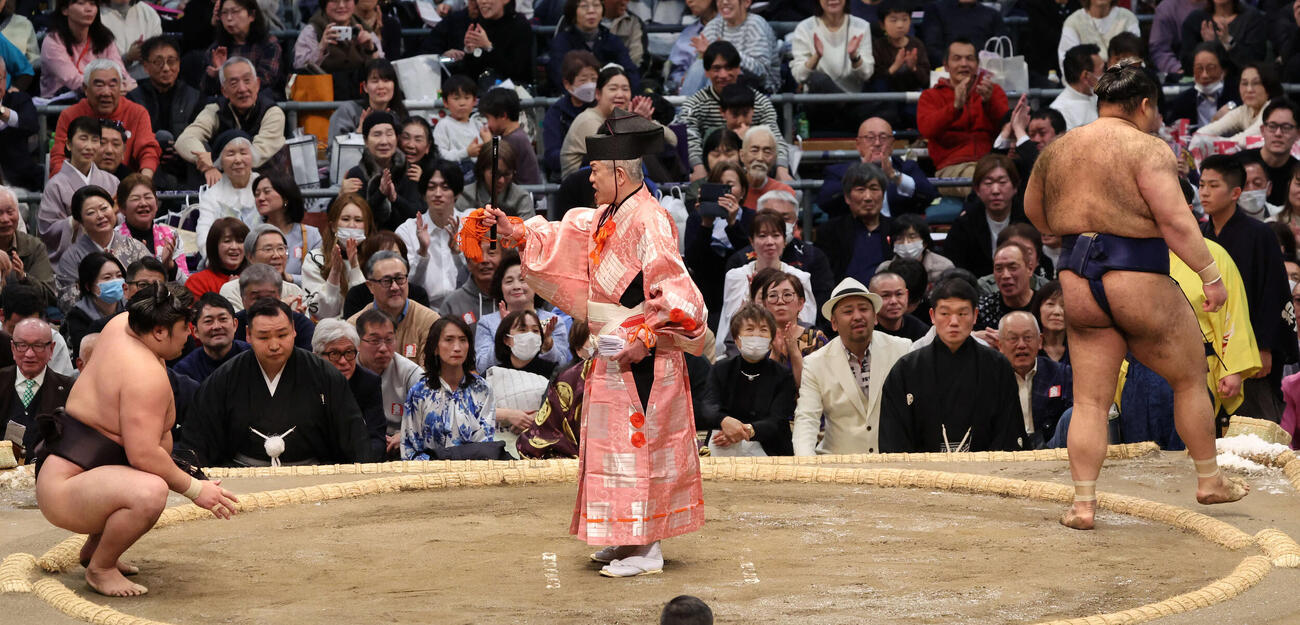 霧島はすくい投げで高安との元大関1敗対決を制し勝ち名乗りを受ける（撮影・西尾就之）