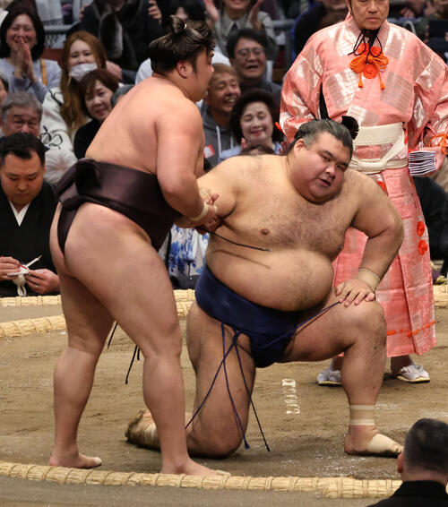 高安が霧島に敗れて２敗目　悔しい黒星に「いい稽古になった。明日また頑張ります」と言葉少な